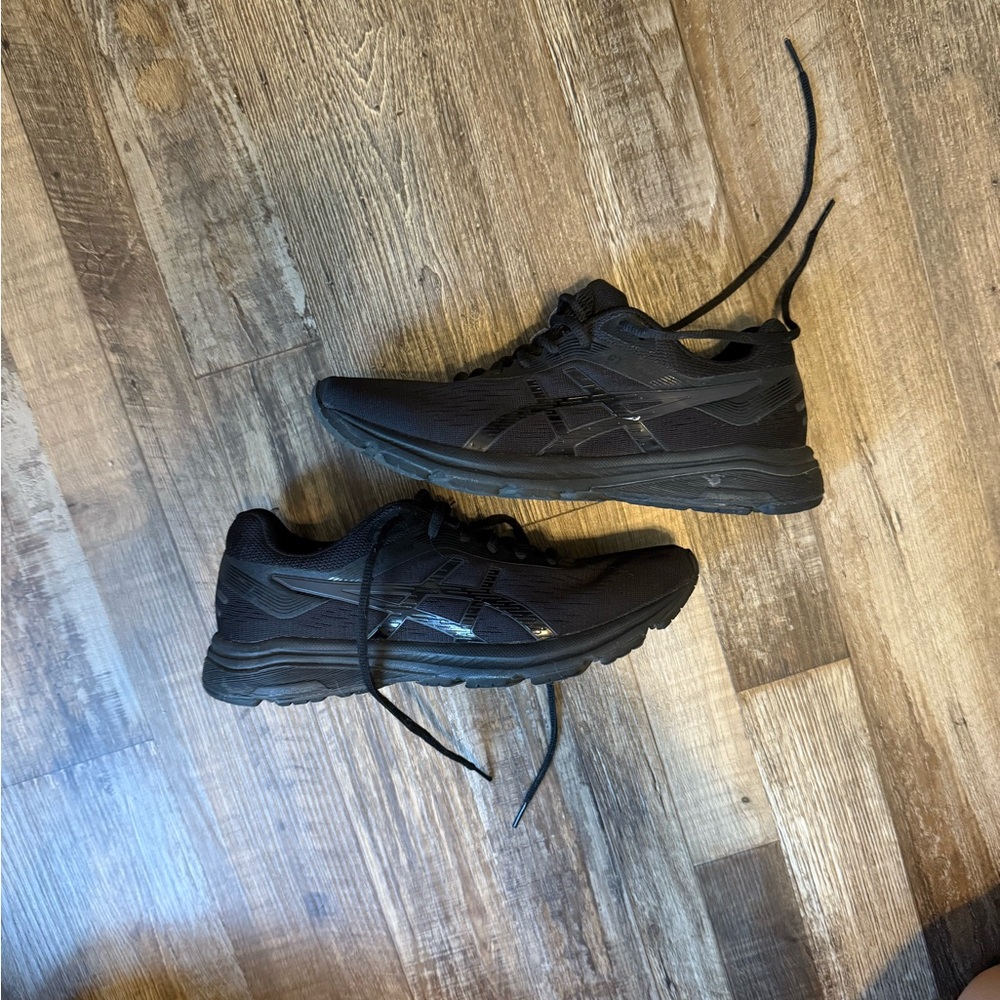 Women’s black ASICS Running shoes - size 9.5